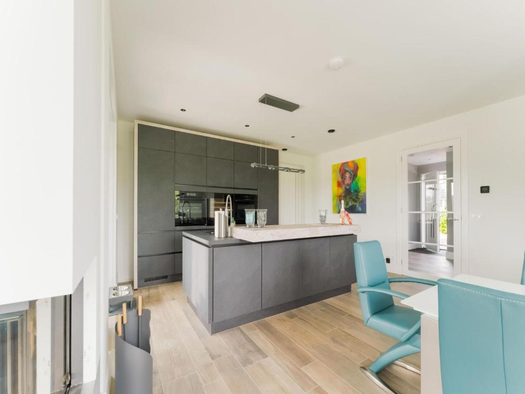 Peaceful and luxurious villa at the waterfront in Stavoren photo 2