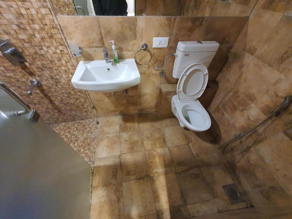 Homestays at Rajhans BELLIZA Near Airport photo 4