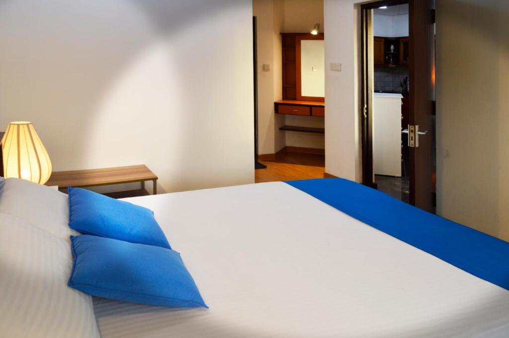 Great Location Living, Modern 2-Bed Apartment with Pool & Gym Access, All Amenities photo 4