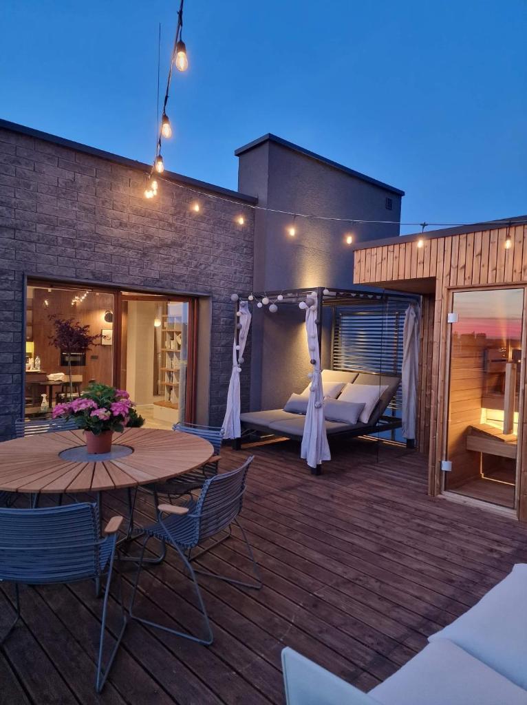 Diamonds Luxury Old Town Residence