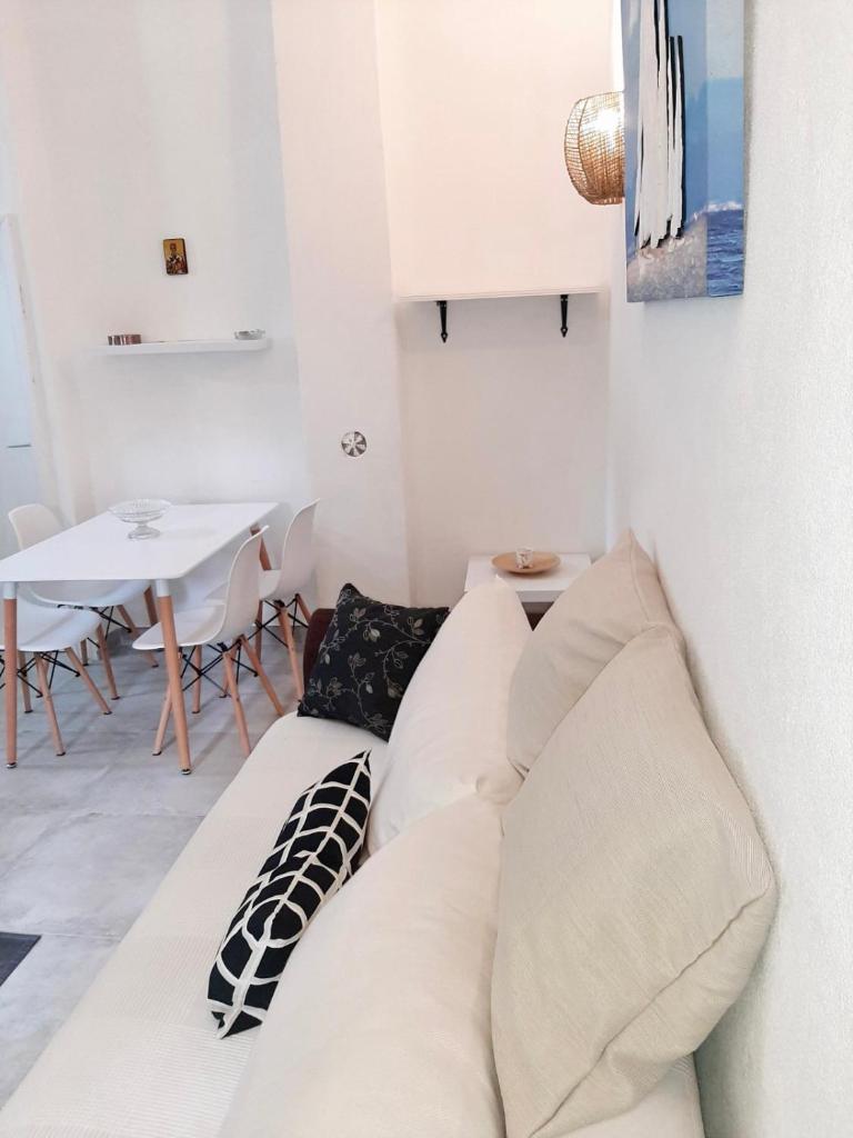Apartment White photo 1