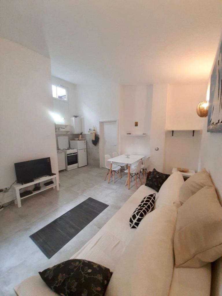 Apartment White photo 2