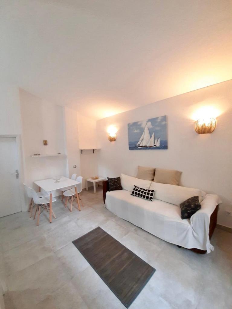 Apartment White photo 3