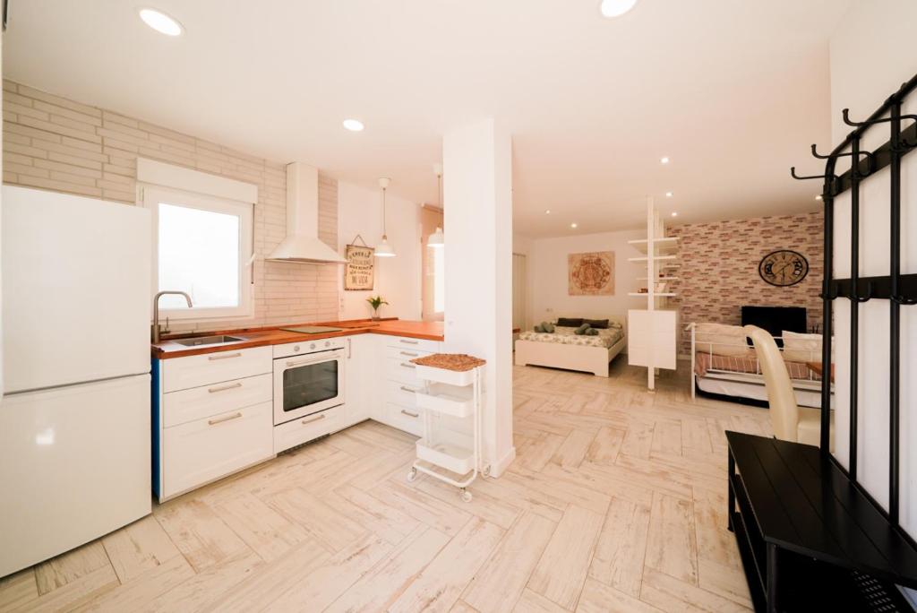 Apartamento Loft con terreno privado y parking compartido - a 800m de Playa Poniente photo 2