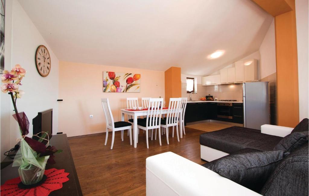 Beautiful Apartment In Barban With 5 Bedrooms, Wifi And Outdoor Swimming Pool photo 3
