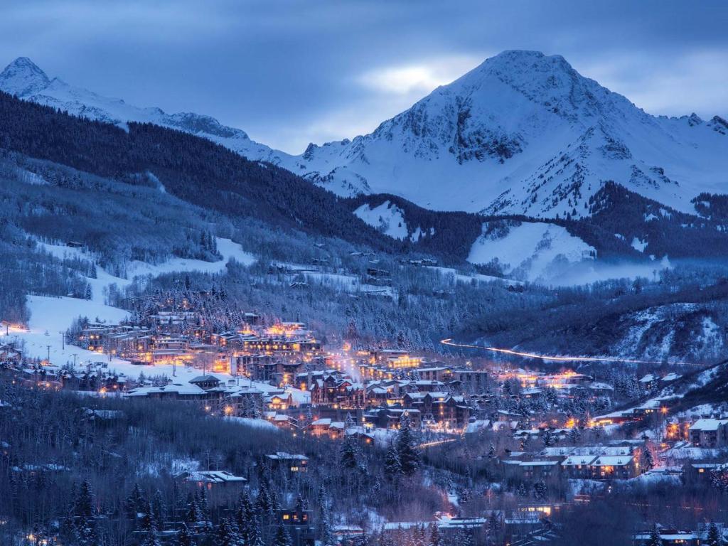 Contemporary 3 Bedroom Ski In, Ski Out Condo With Pool and Hot Tub in Snowmass Village image