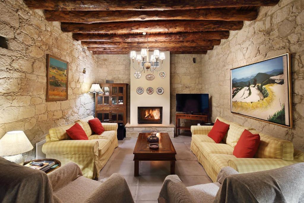 KANTARA HOUSE - A Rural Retreat of Comfort & Class! photo 1