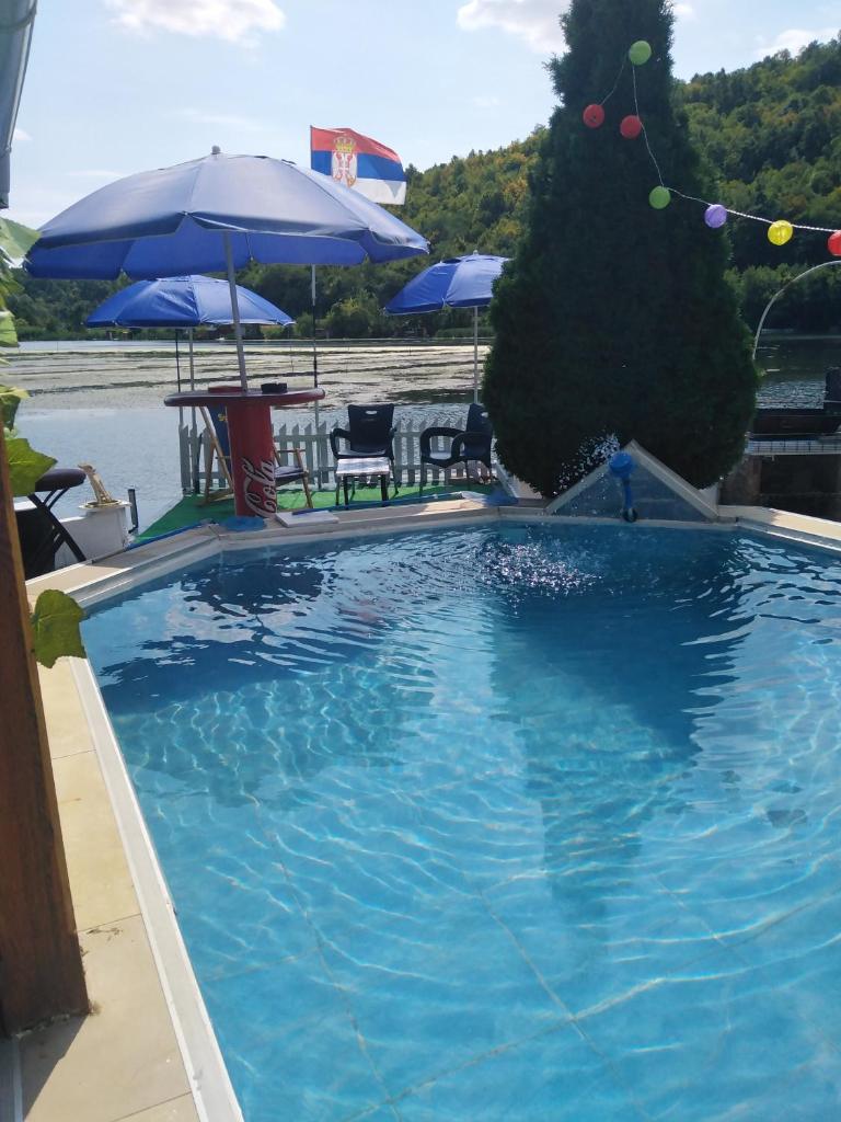 Kuća na obali jezera sa bazenom photo 1
