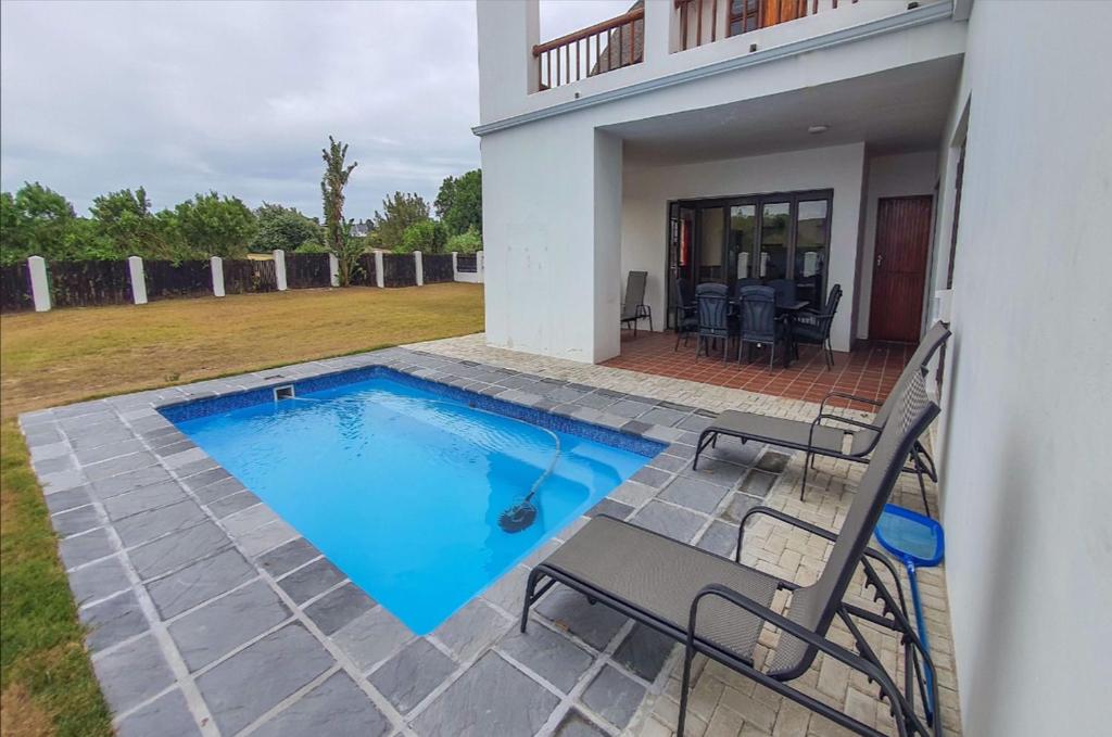 Whole House! Sleeps 6 with Solar Power and Pool photo 1
