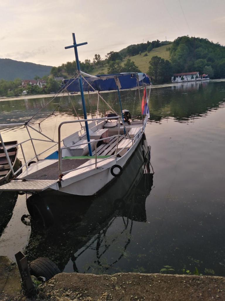 Kuća na obali jezera sa bazenom photo 3