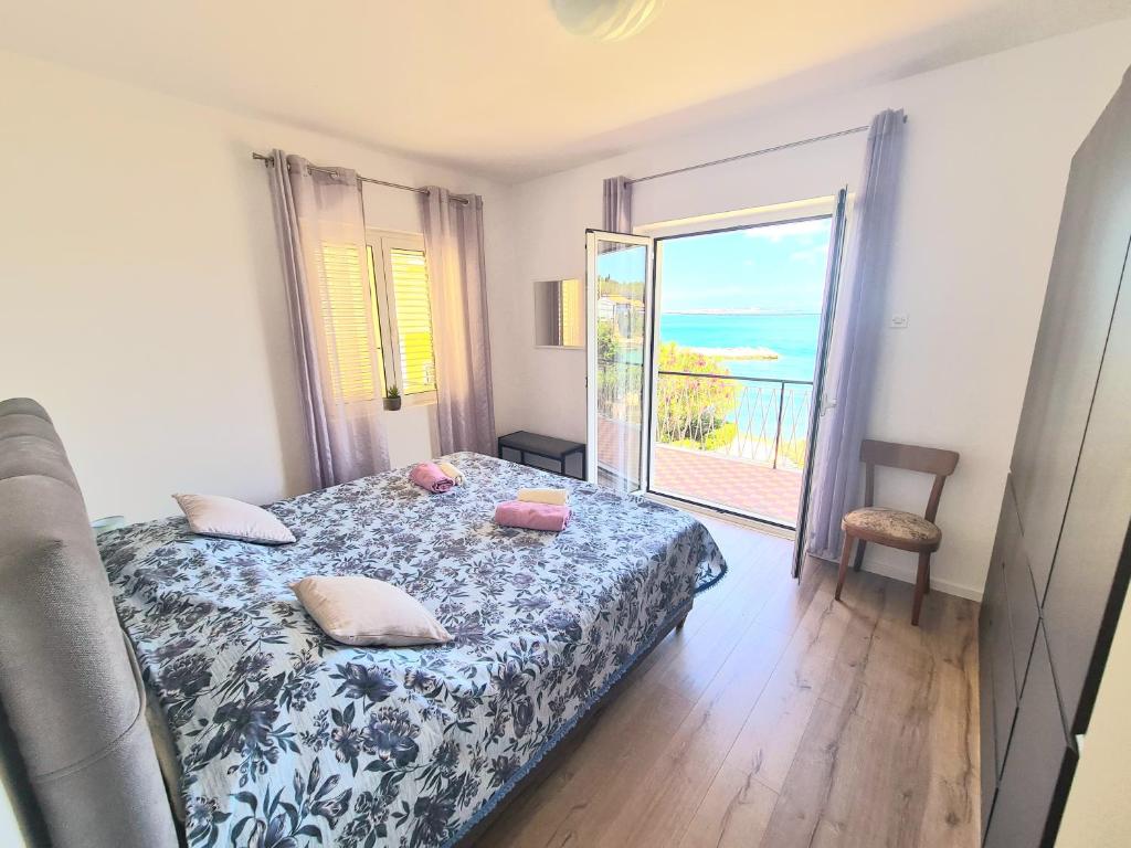 Beachfront 5BR Home Victoria photo 3