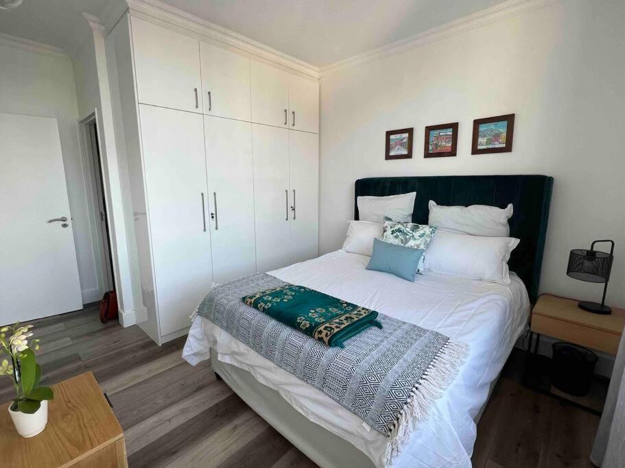 Modern, trendy and comfortable 2 bedroom apartment in Cape Town