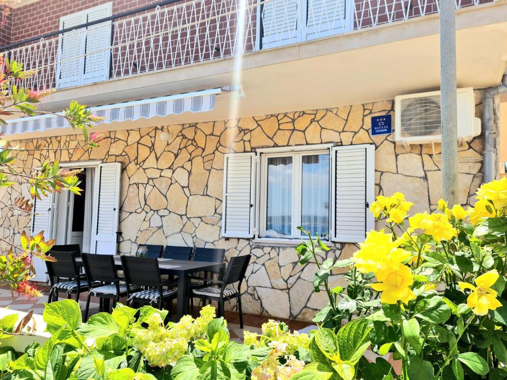 Beachfront 5BR Home Victoria photo 2