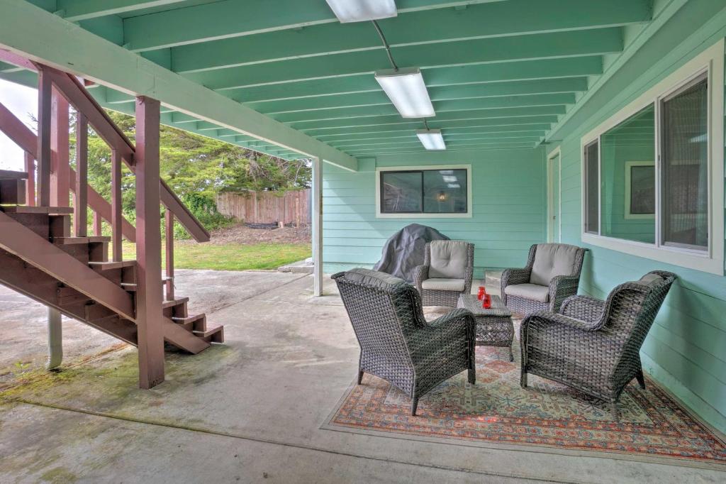 Bungalow with Wraparound Deck - 8 Mi to Brookings photo 2