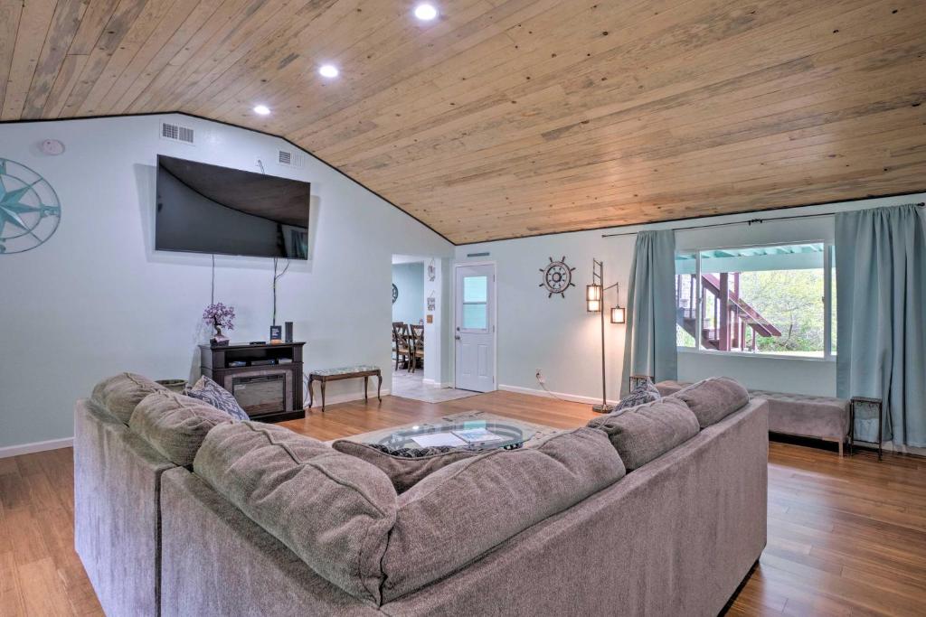 Bungalow with Wraparound Deck - 8 Mi to Brookings photo 4