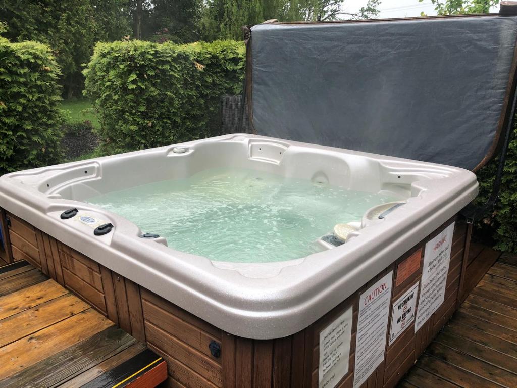 Adventure the Bruce Inn - Recently Renovated With Outdoor Hot Tub photo 1