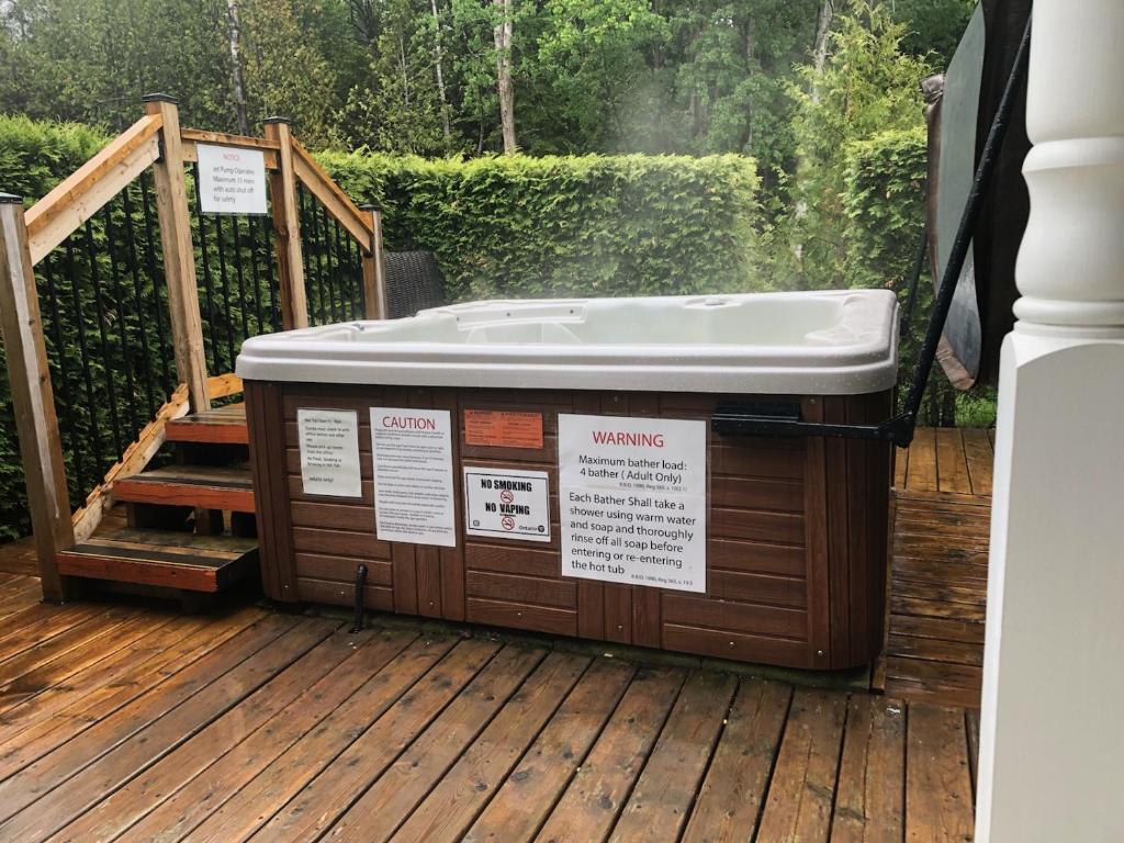 Adventure the Bruce Inn - Recently Renovated With Outdoor Hot Tub photo 2