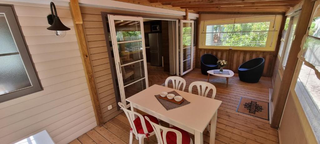 Mobile home avec terrasse et piscine. photo 3