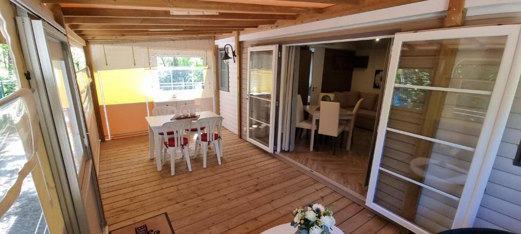Mobile home avec terrasse et piscine. photo 2