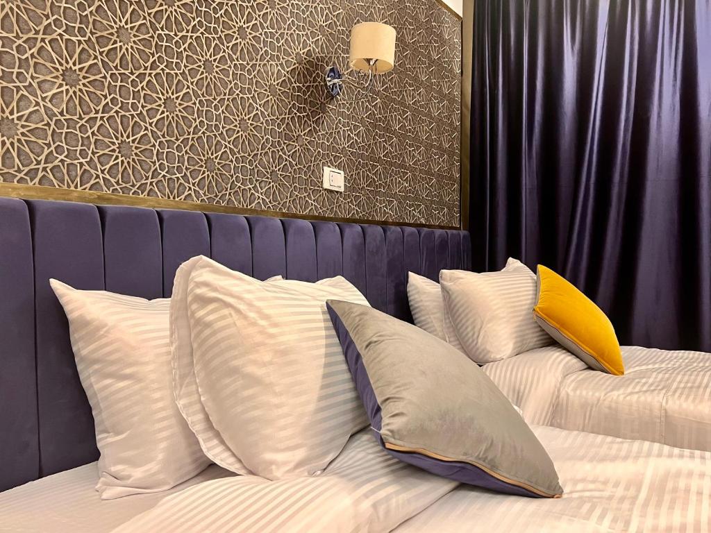 Grand Pyramids Inn - Tap to explore photos