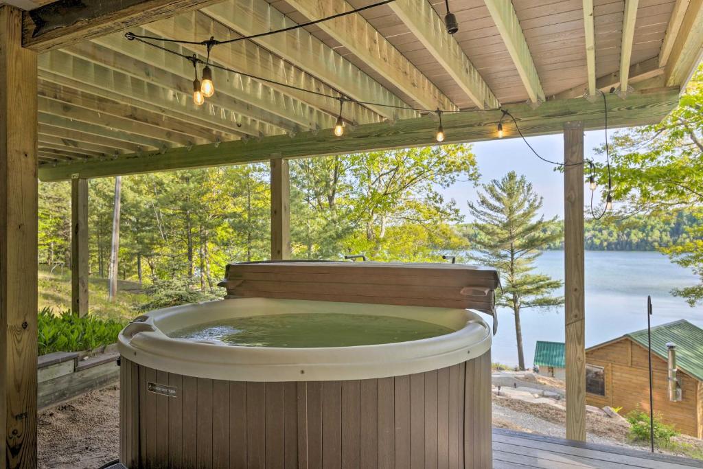 Sleeping Bear Lake Cabin Hot Tub, Dock and Sauna! photo 1