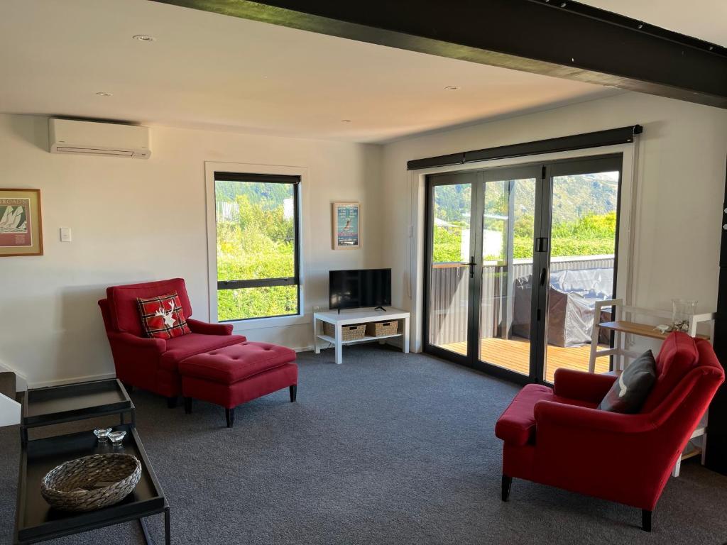 Views on Parry - Lake Hāwea Holiday Home photo 3
