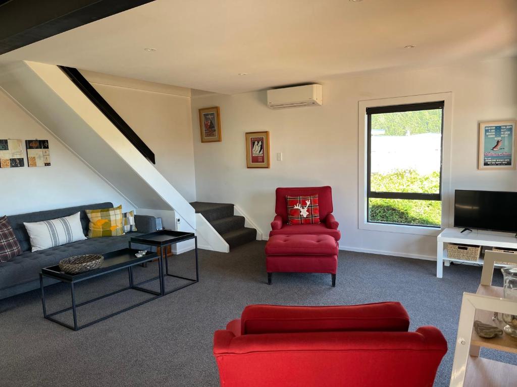 Views on Parry - Lake Hāwea Holiday Home photo 4