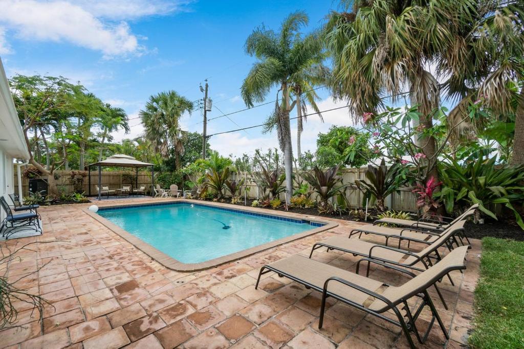 Chic Coastal - Heated Pool per request, Near PGA & Everything! image