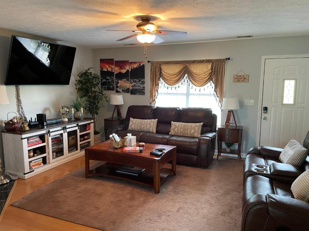 RELAX in BEAR'S DEN GETAWAY private home! photo 2