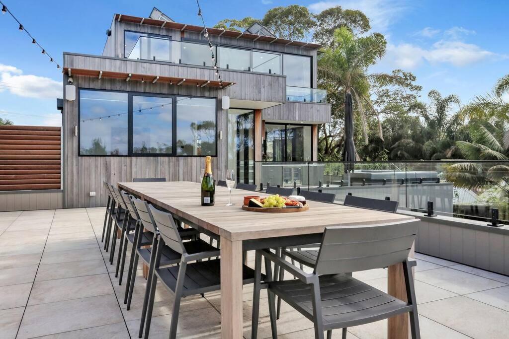 Beachfront Escape - 6 bedroom, Pool & beach access photo 3