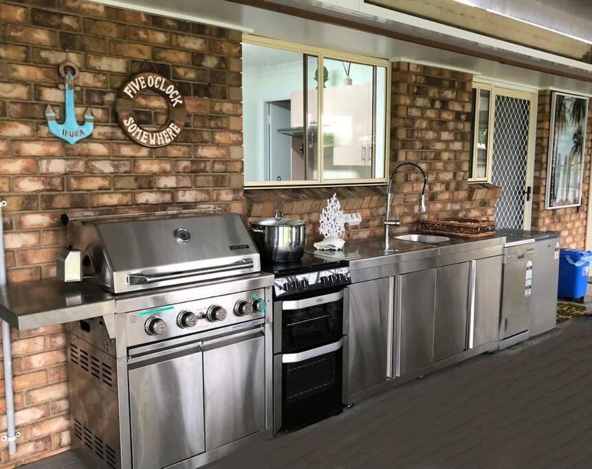Pet friendly home with pool and boat parking. photo 4