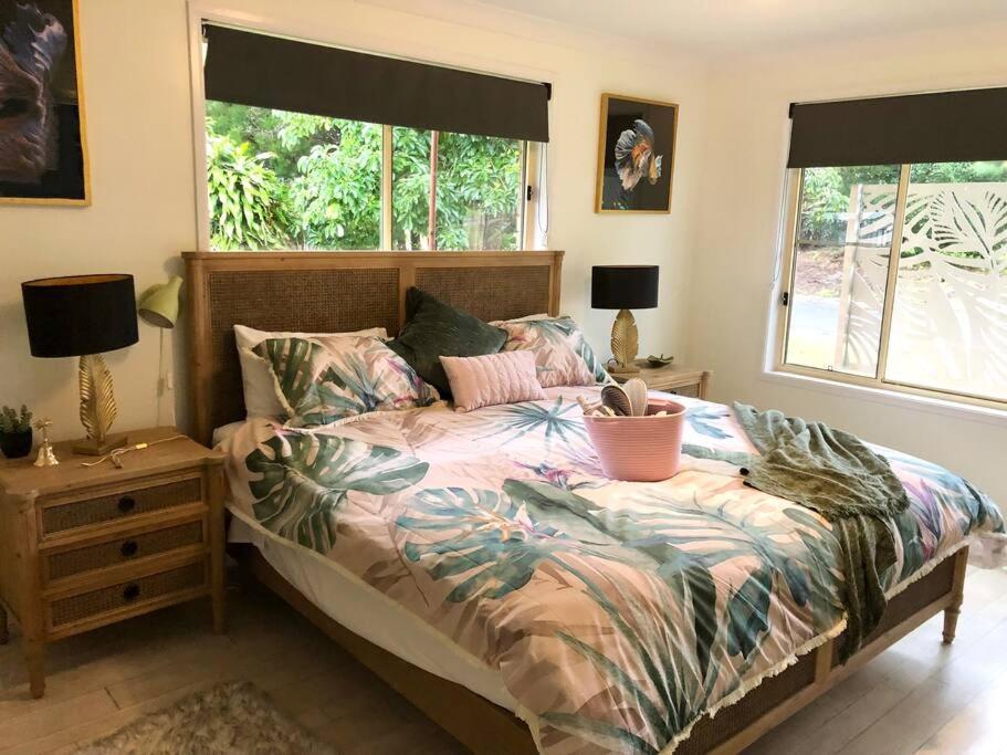 Pet friendly home with pool and boat parking. photo 2