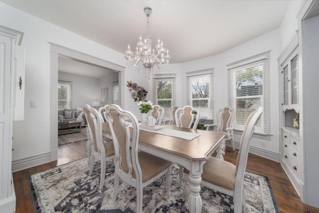 Relax at this charming and cozy downtown retreat photo 1