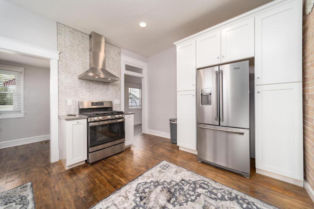 Relax at this charming and cozy downtown retreat photo 3