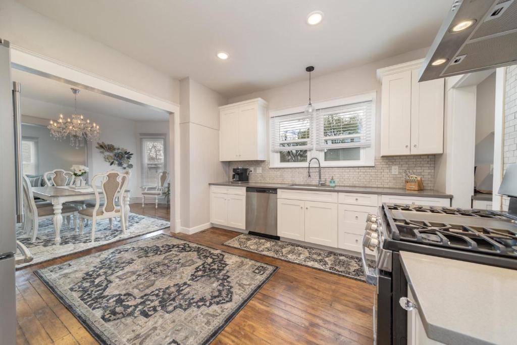Relax at this charming and cozy downtown retreat photo 2