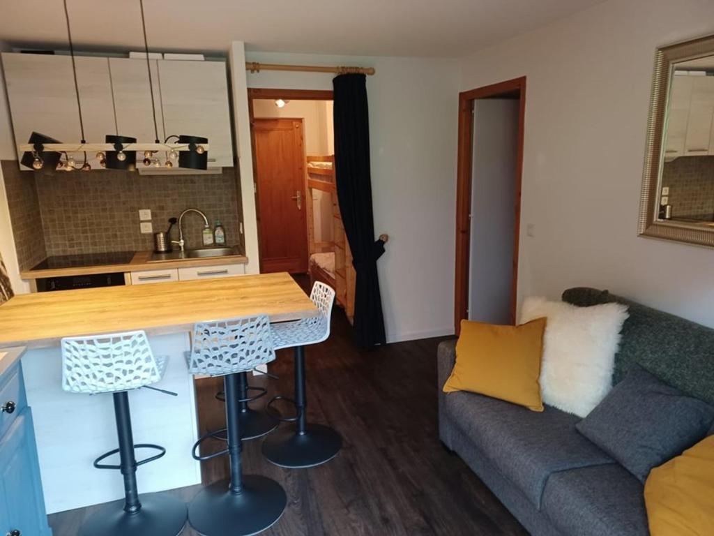 Appartement Le Biot, 2 pièces, 4 personnes - FR-1-573-68 photo 1