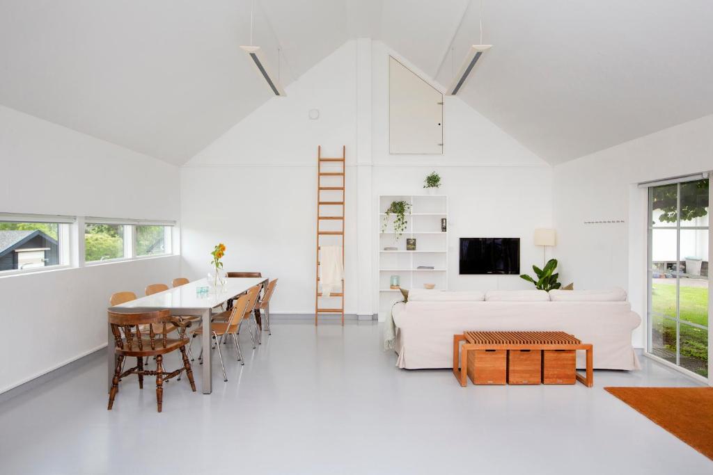 Studio Solbakke, modern studio close to sea photo 4