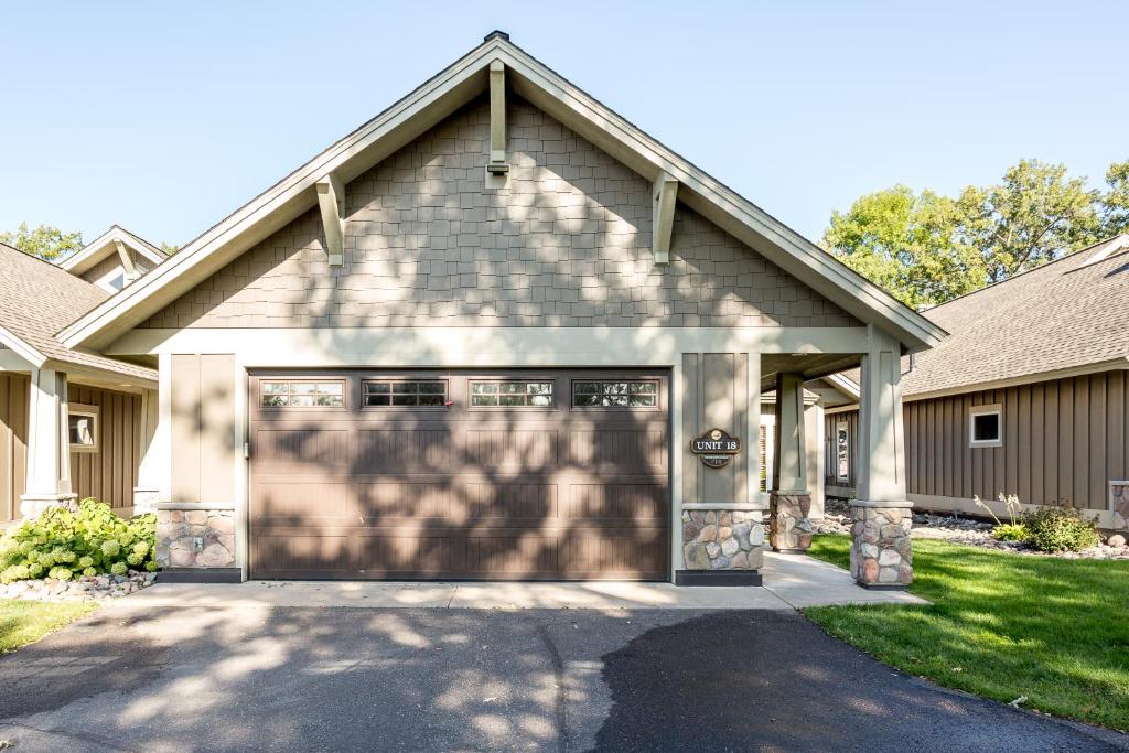 Interlachen Unit 18 photo 1