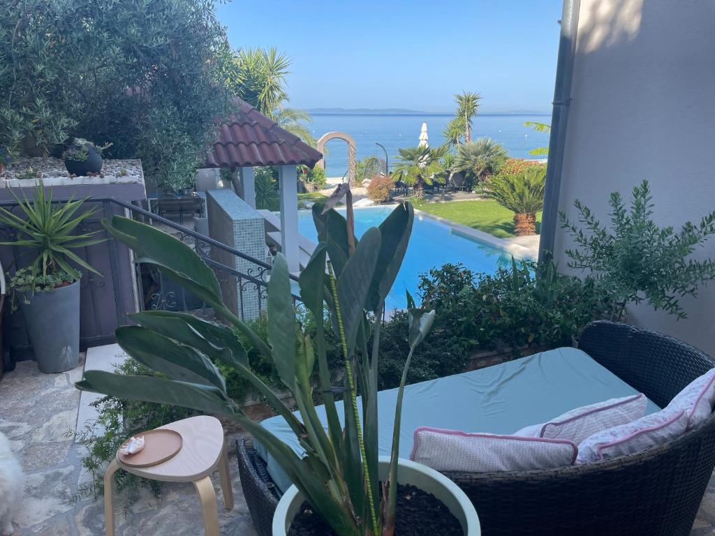 Villa Maris- beachfront villa with exclusive pool photo 1