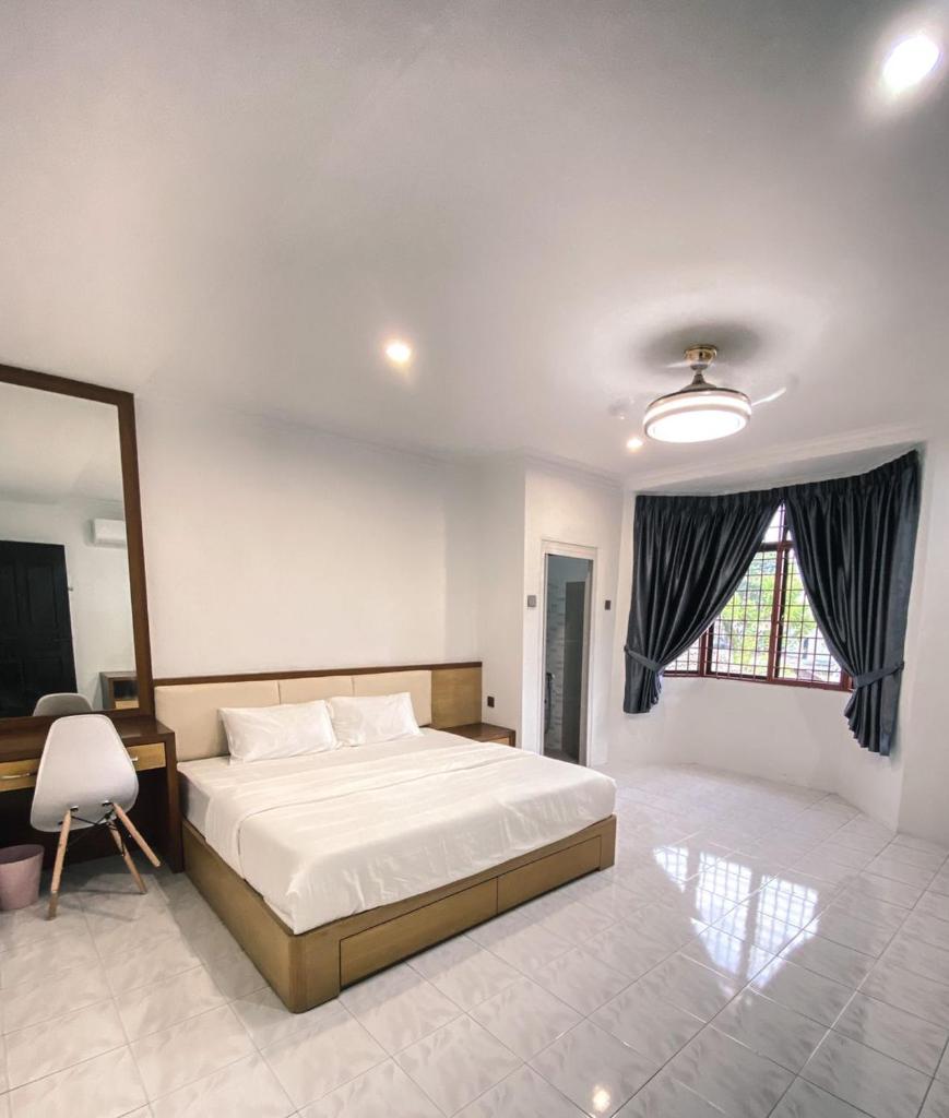 Private Bathroom in King Room Bukit Mertajam Alma Impian