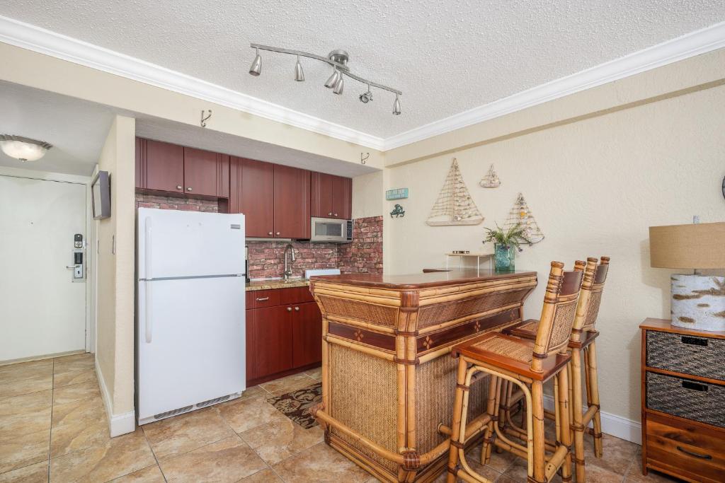 Beach Condo Beach Front, Huge Outdoor Pool, Heated Indoor Pool, Kiddie Pool, Tiki Bar photo 3