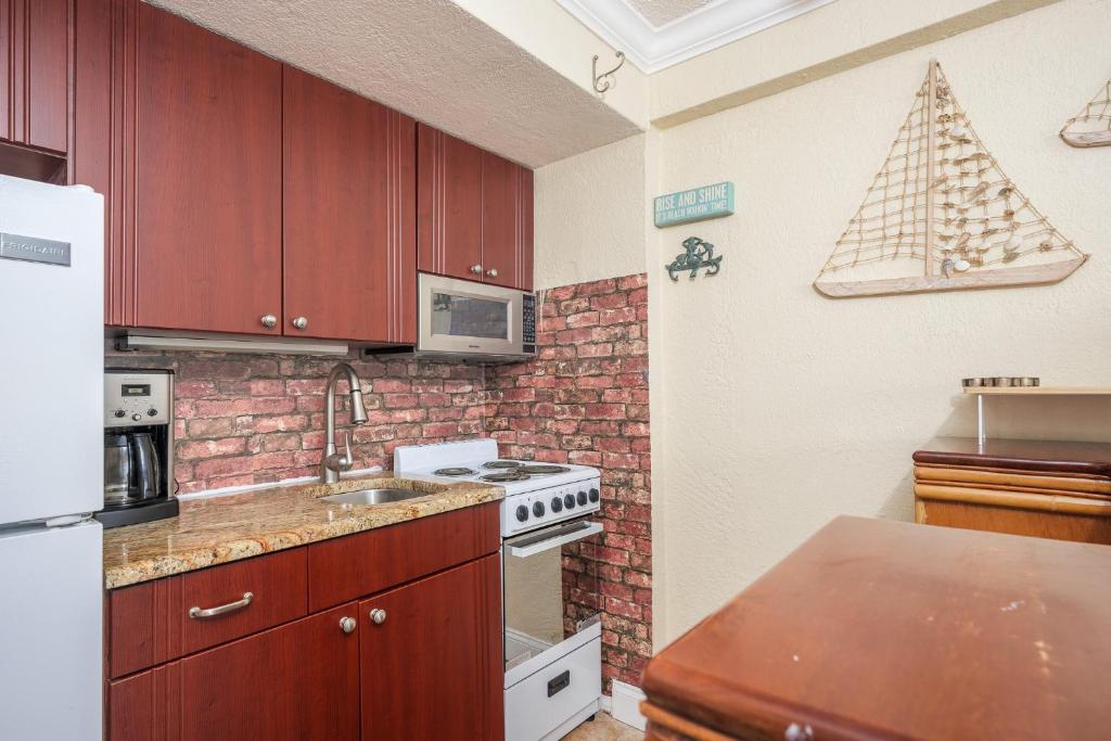 Beach Condo Beach Front, Huge Outdoor Pool, Heated Indoor Pool, Kiddie Pool, Tiki Bar photo 4
