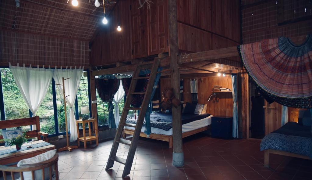 H’nee House Ta Van