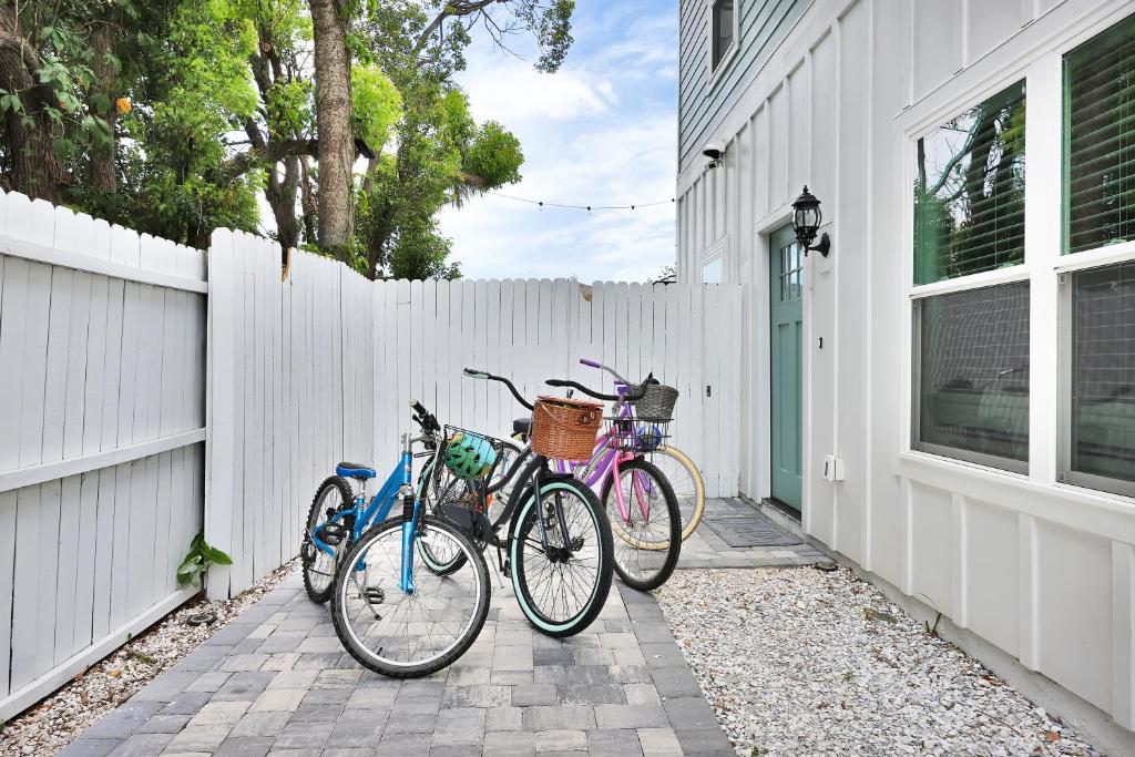 Few steps to Ocean-4 Beach Cruisers & Free parking & Private backyard photo 4