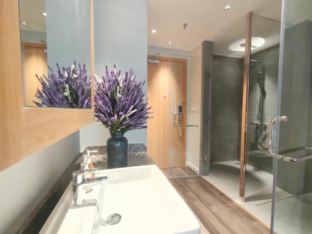 Hồng Gia Tuệ Lake View