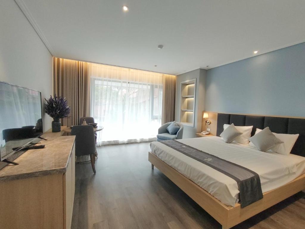 Hồng Gia Tuệ Lake View