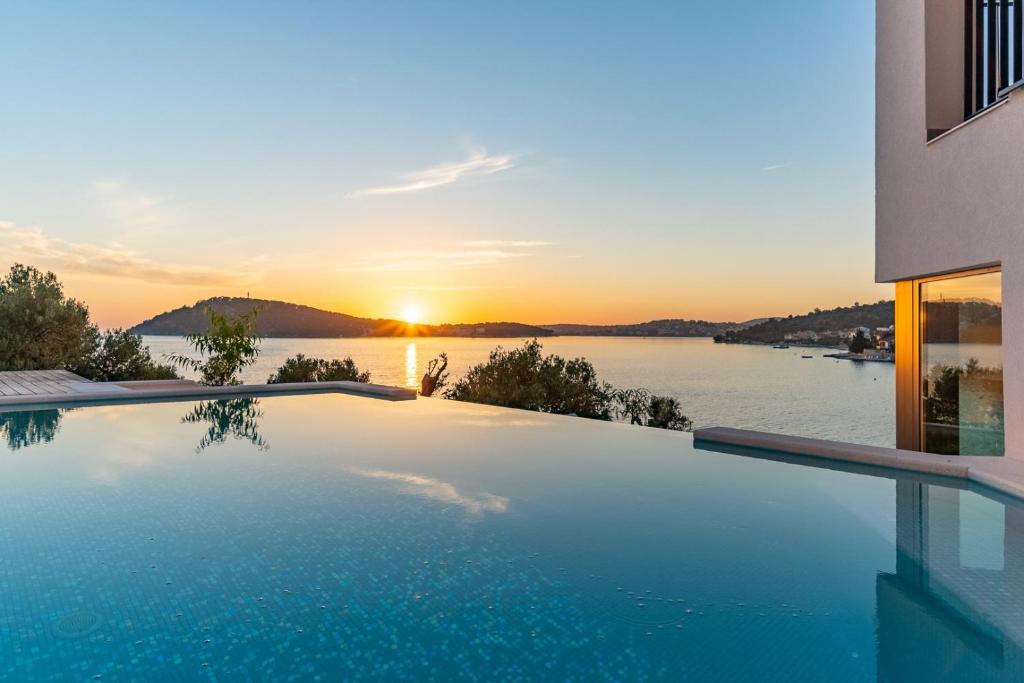 Luxury Seafront Villa Roots with private, heated pool, 5 en-suite bedrooms, enchanting sea views photo 3
