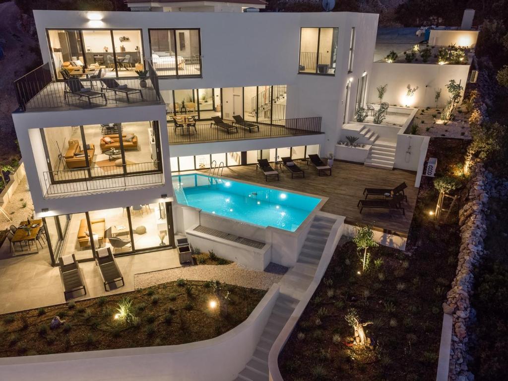 Luxury Seafront Villa Roots with private, heated pool, 5 en-suite bedrooms, enchanting sea views photo 4