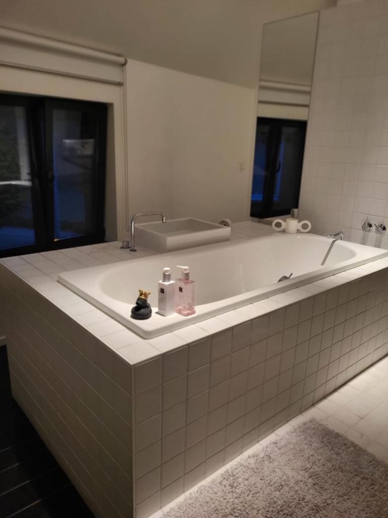 Gezellige moderne woning met zwemvijver photo 2