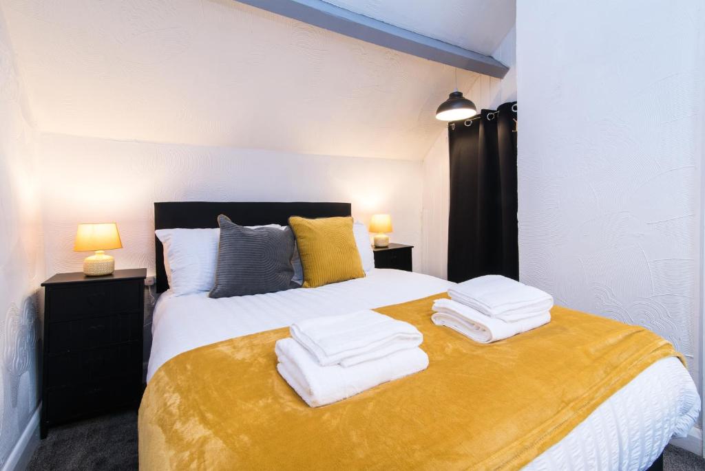 Large 1Bed Contractor & Pilot Flat - FREE Parking - FREE WiFI - Tap to explore photos